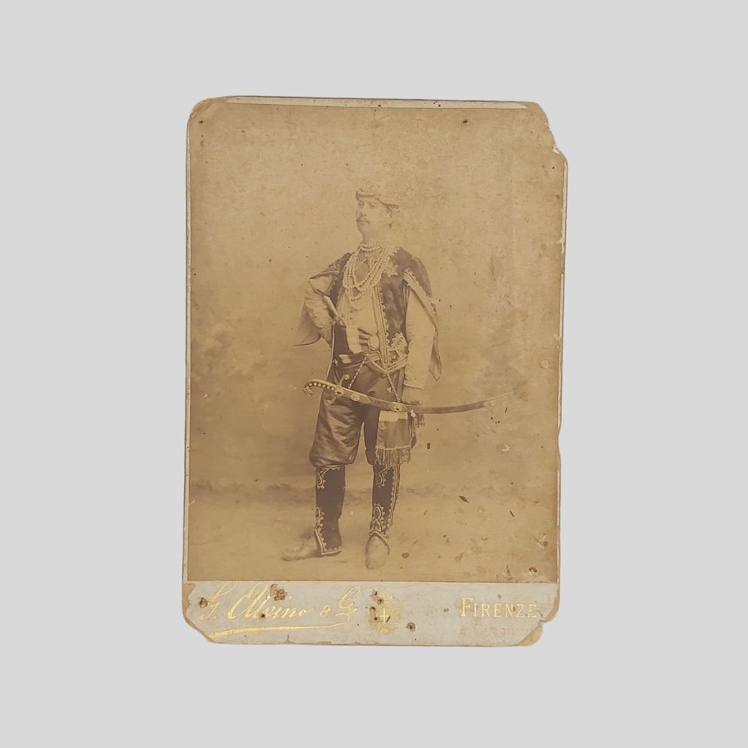 Vincenzo Larizza [Napoli 1862-1902] Tenore. Ritratto fotografico in abiti di …