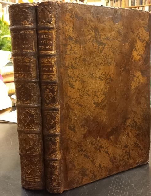 BIBLIA SACRA. Vulgatae Editionis, Sixti V & Clementis VIII Pontificis Max. auctoritate recognita; Versiculis distincta. Una cum selectis Annotationibus ex optimis quibusque interpretibus excerptis. Tabulis chronologicis, historicis & geographicis illustrata, Indiceque Epistolarum, & Evangeliorum locupletata.