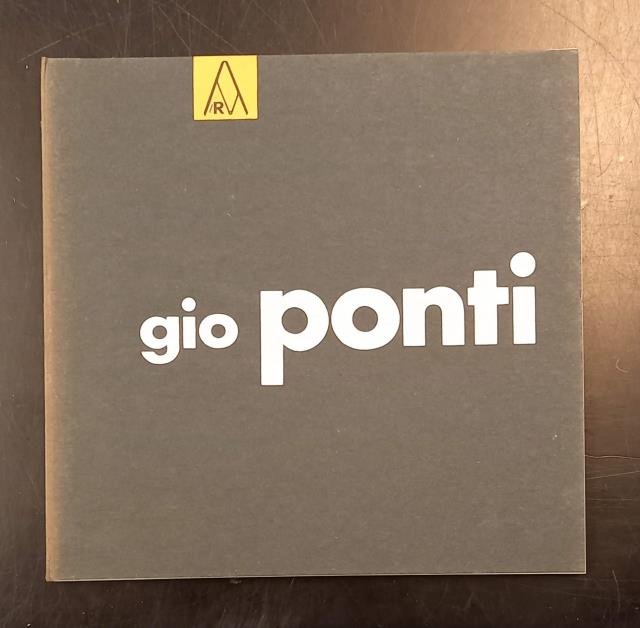 GIO PONTI. Il disegno industriale. Con una nota di Mario Labò. Monografia ideata e realizzata da 'La Rinascente' con l'intento di sottolineare l'importanza dell'opera di Gio Ponti per il miglioramento del livello estetico della produzione artigianale e industriale . in occasione del conferimento del "Gran Premio Internazionale, La Rinascente, Compasso d'Oro, 1956".