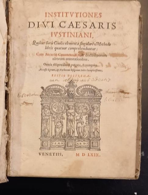 INSTITUTIONES DIVI CAESARIS IUSTINIANI. Quibus iuris civilis elementa singulari methodo …