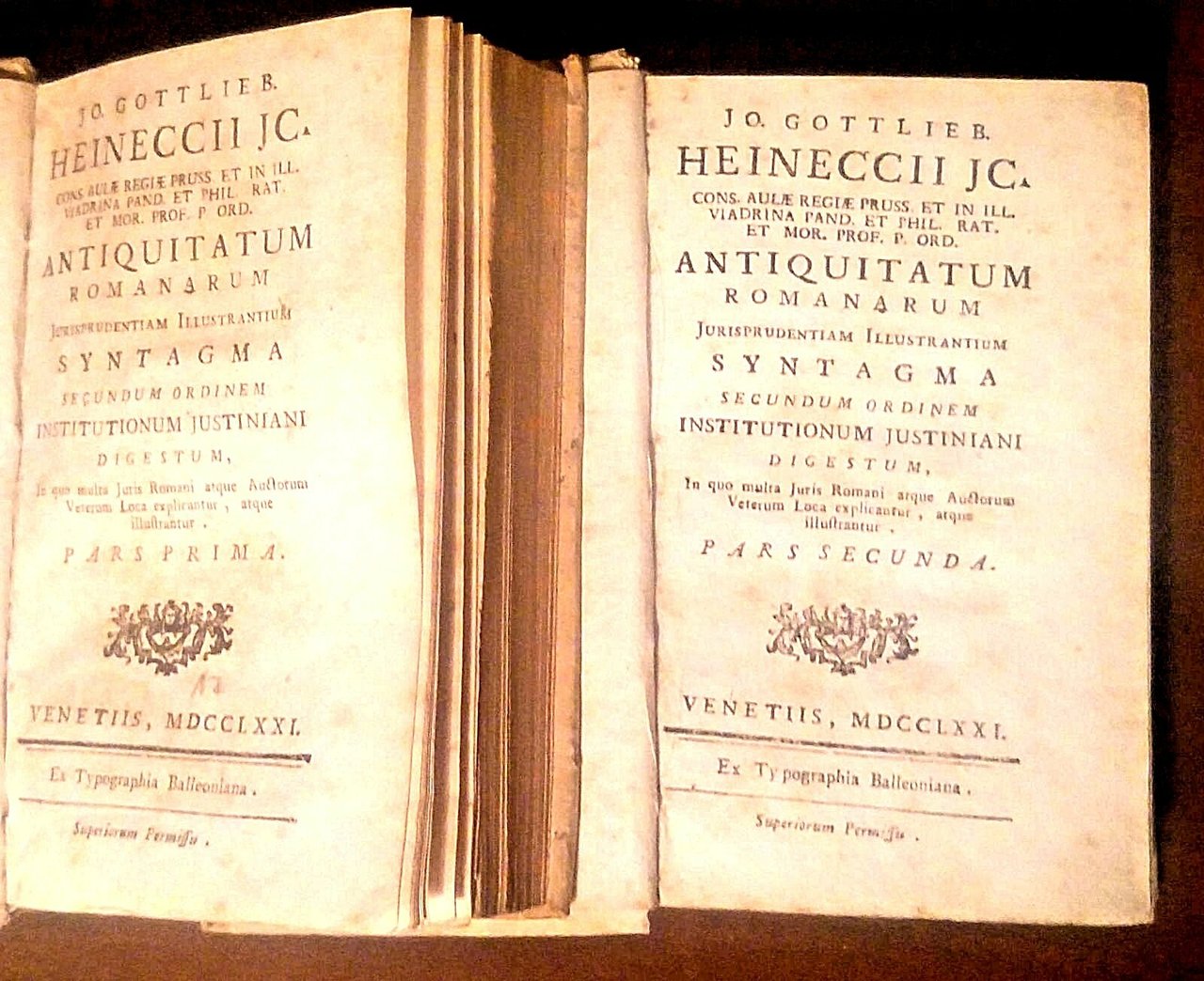 ANTIQUITATUM ROMANARUM JURISPRUDENTIAM 1771 di Heineccii 2 volumi antico libro