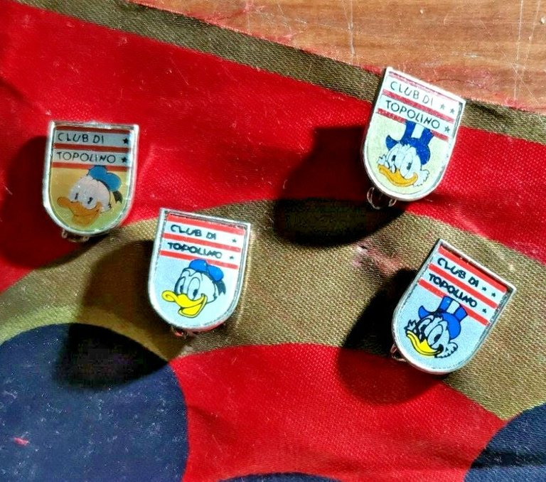 CLUB DI TOPOLINO Bandiera Gagliardetto + 6 spille Disney 1964 …