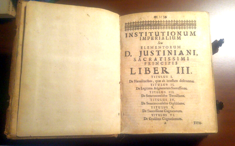 Institutionum Imperialium Seu Elementorum Justiniani 1718 libro antico diritto