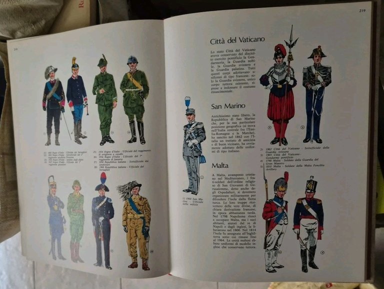 Le uniformi 800 uniformi di tutto il mondo dalle origini …