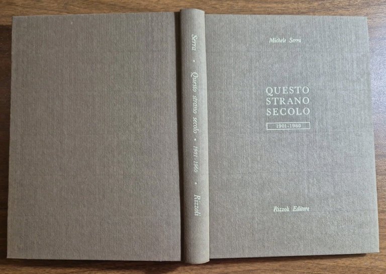 QUESTO STRANO SECOLO di Michele Serra 1960 Rizzoli Libro cofanetto