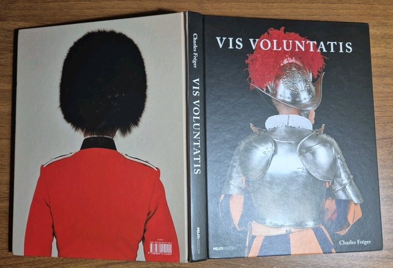VIS VOLUNTATIS portraits photographiques uniformes di Charles Fréger 2009 libro