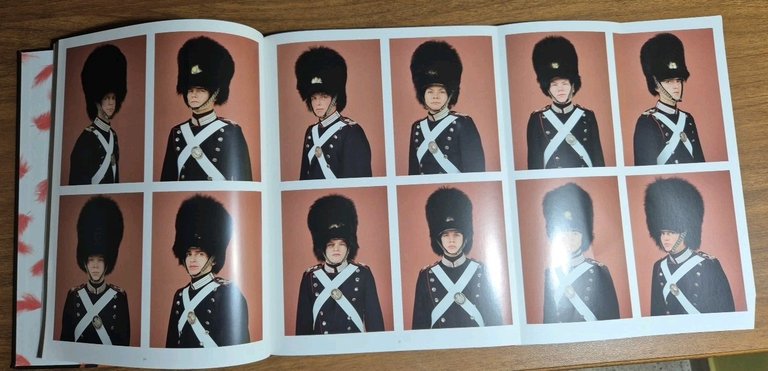 VIS VOLUNTATIS portraits photographiques uniformes di Charles Fréger 2009 libro