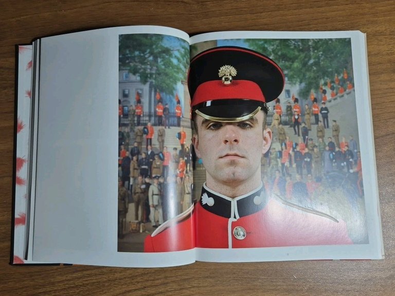 VIS VOLUNTATIS portraits photographiques uniformes di Charles Fréger 2009 libro