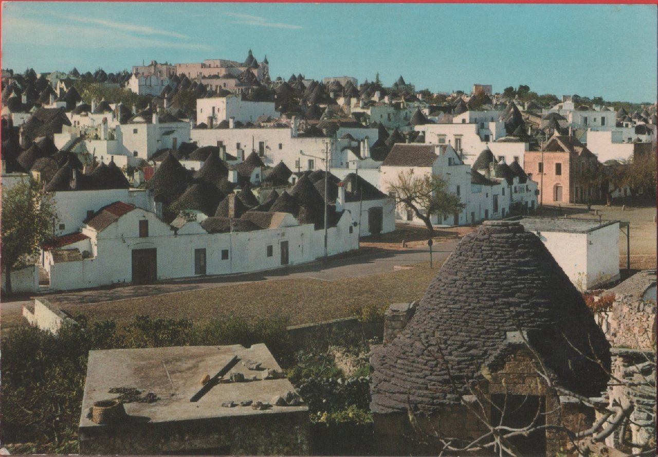 Alberobello (BA). Veduta panoramica zona monumentale. Non viaggiata | Immagine principale