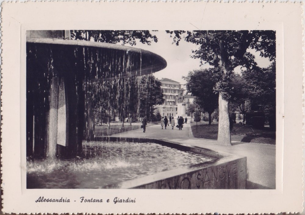 Alessandria . Fontana e giardini. Viaggiata 1950 | Immagine principale