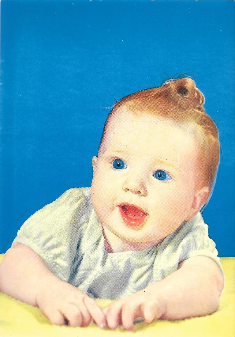 Bambina su sfondo blu. Non viaggiata | Immagine principale