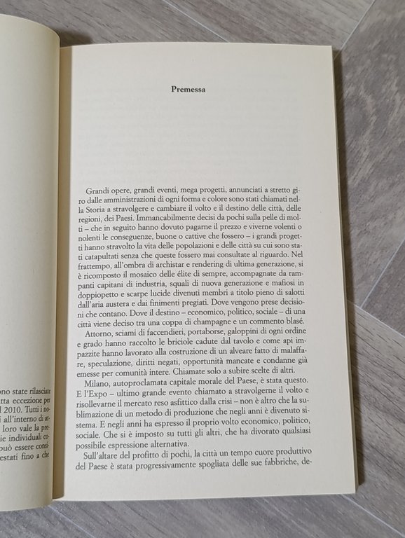 Chi comanda Milano : una cittÃ travolta dagli scandali e …