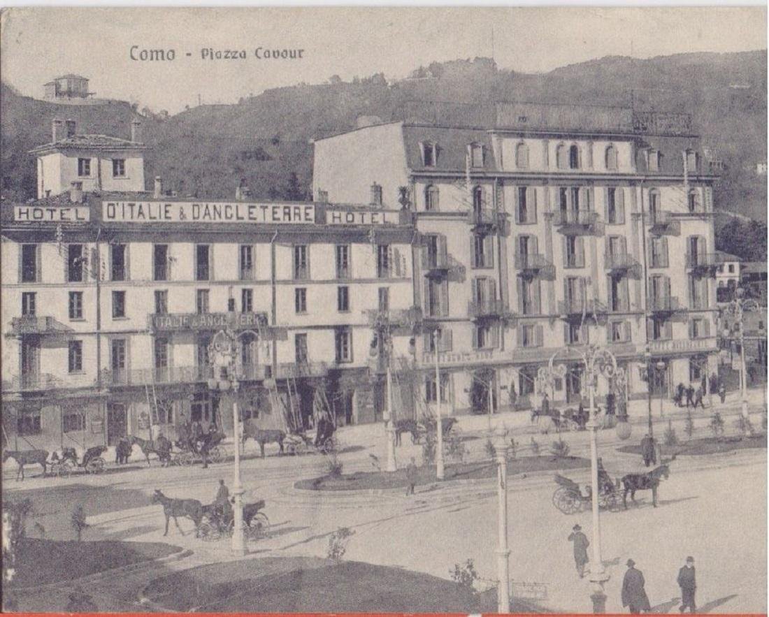 Como, Piazza Cavour. Hotel d'Italie e d'Angleterre, animata, carrozze | Immagine principale