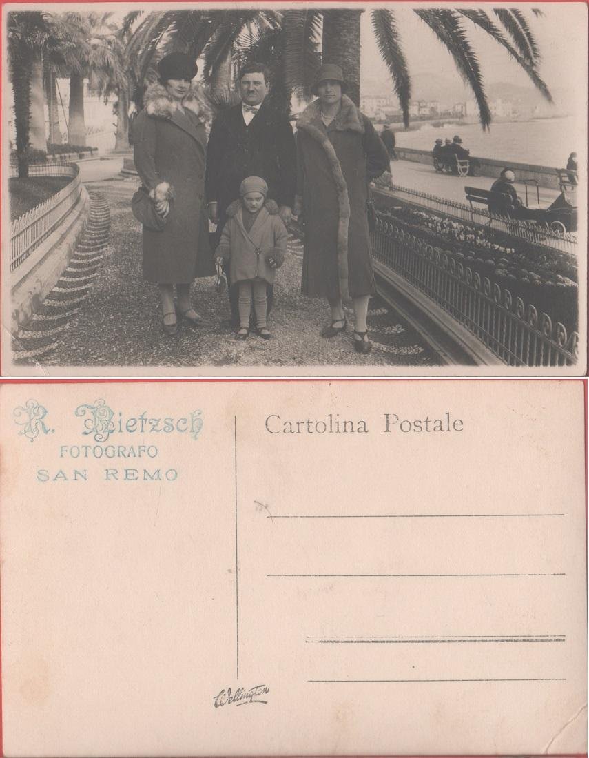 Famiglia sulla passeggiata. Sanremo. Timbro fotografo. Non viaggiata | Immagine principale