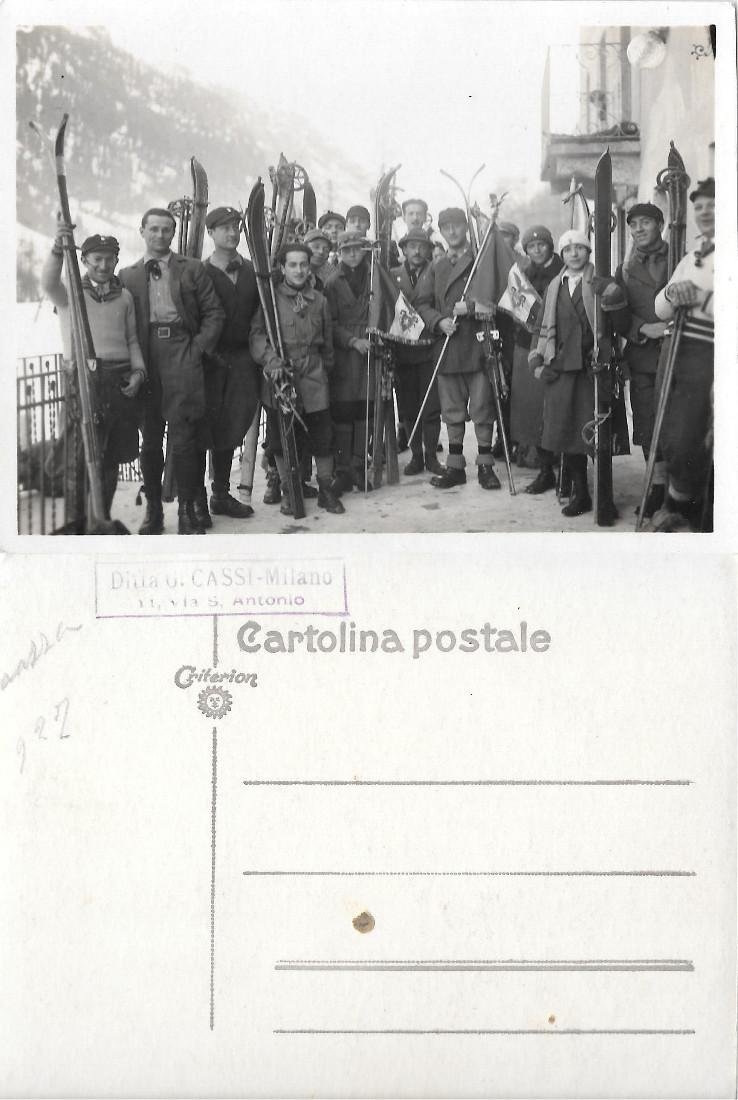 Gruppo sciatori con bandiere CAI (1927?). Non viaggiata | Immagine principale