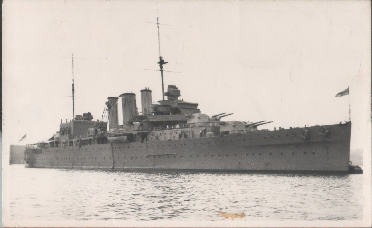 HMS Cornwall (56). Photo | Immagine principale
