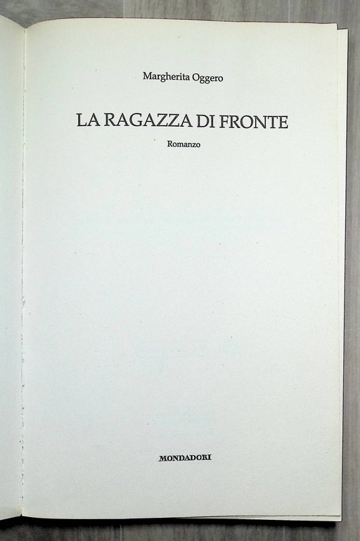 La ragazza di fronte