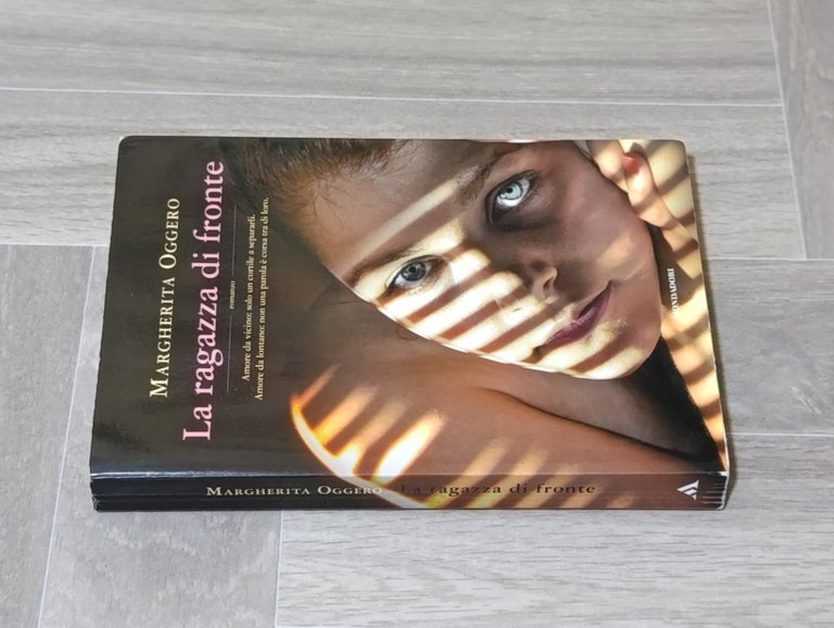 La ragazza di fronte