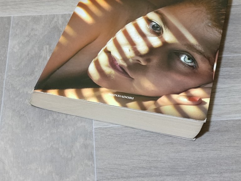 La ragazza di fronte