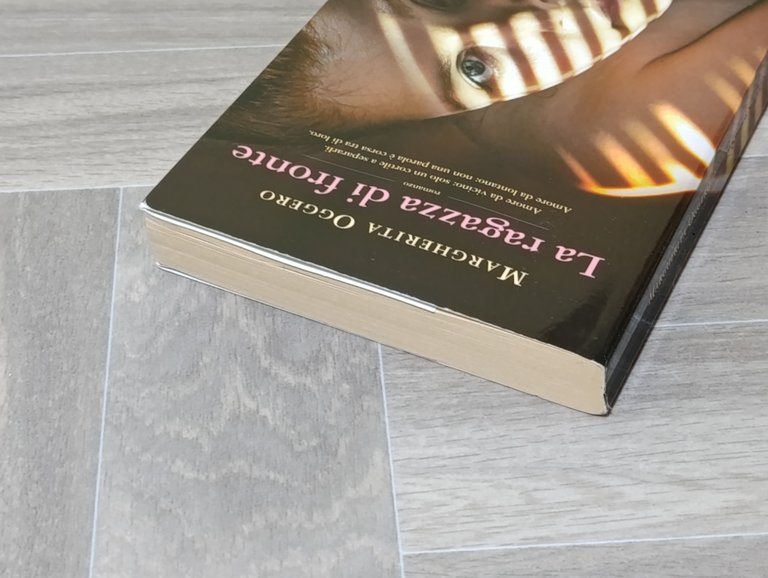 La ragazza di fronte