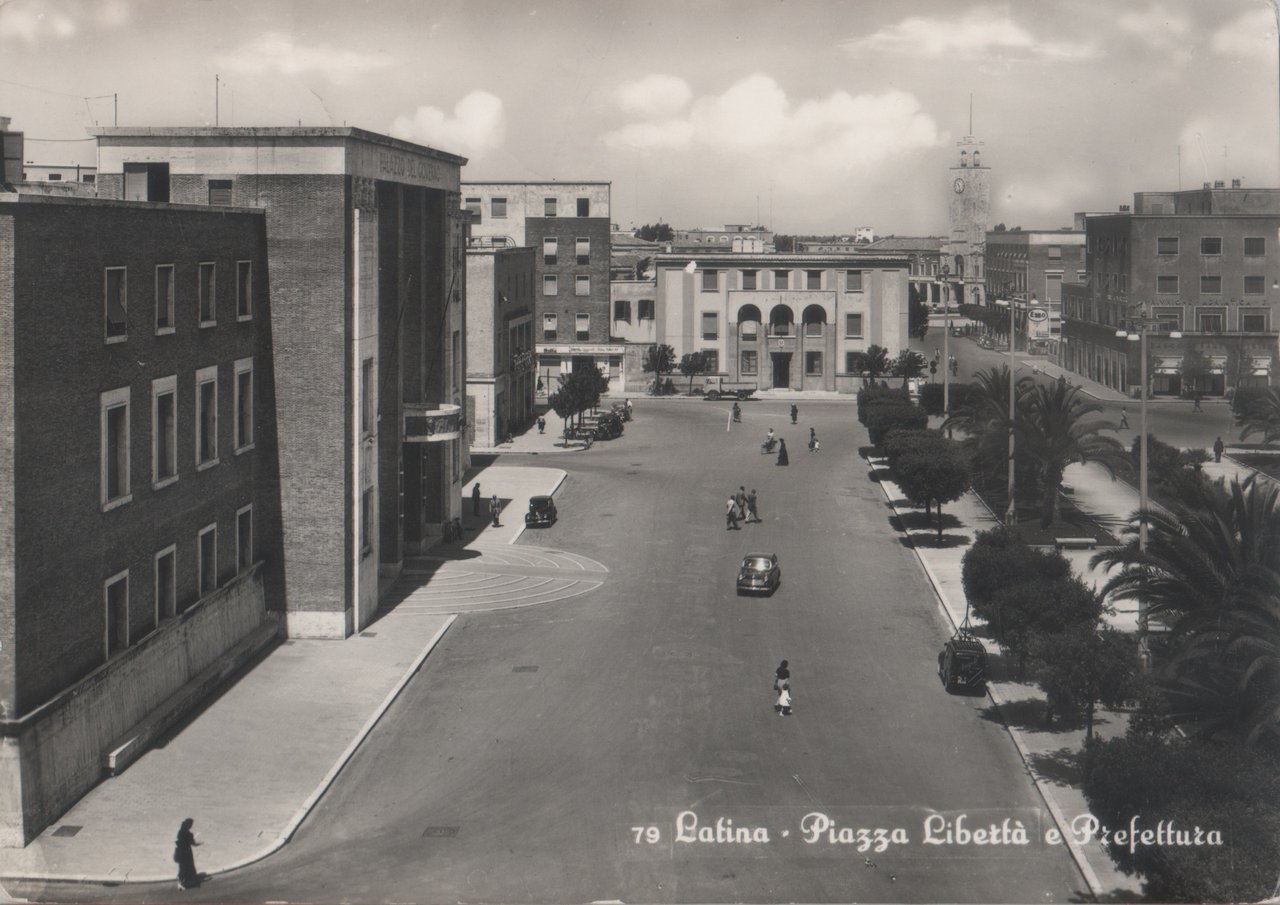 Latina. Piazza Libertà e Prefettura. Viaggiata 1955 | Immagine principale