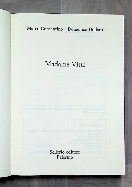 Madame Vitti, Libro Consentino Dodaro Sellerio 2022 La Memoria 9788838943485