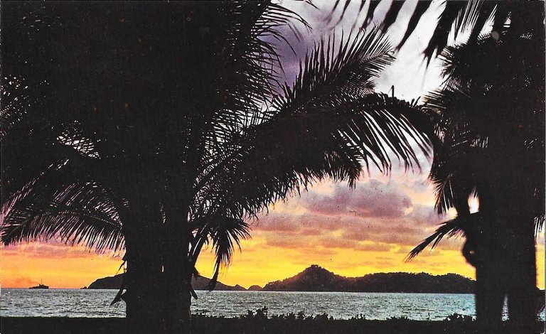 Preciosa Puesta de Sol en la Bahia de Acapulco. Non …