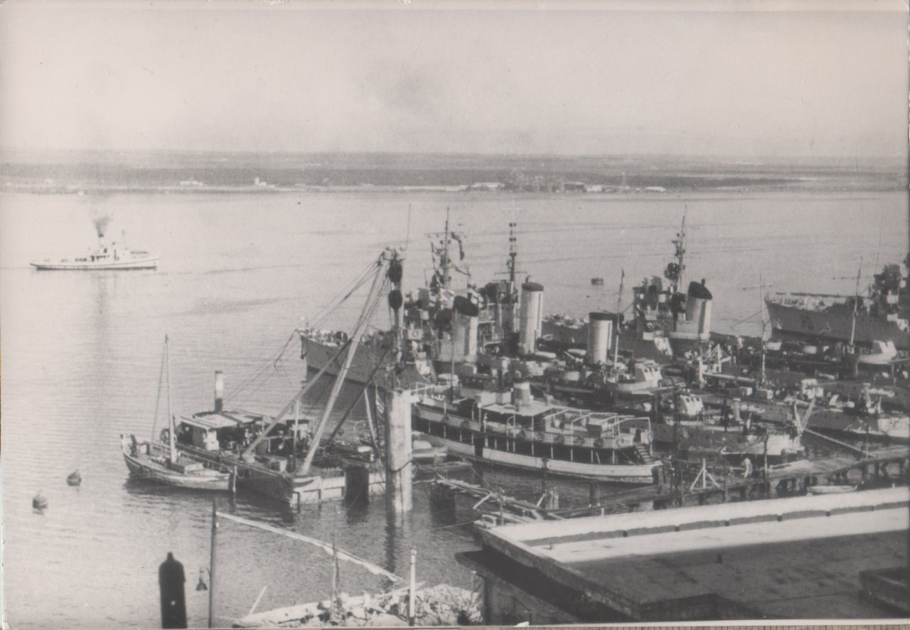 Taranto 1940, banchina torpediniere. Photo | Immagine principale