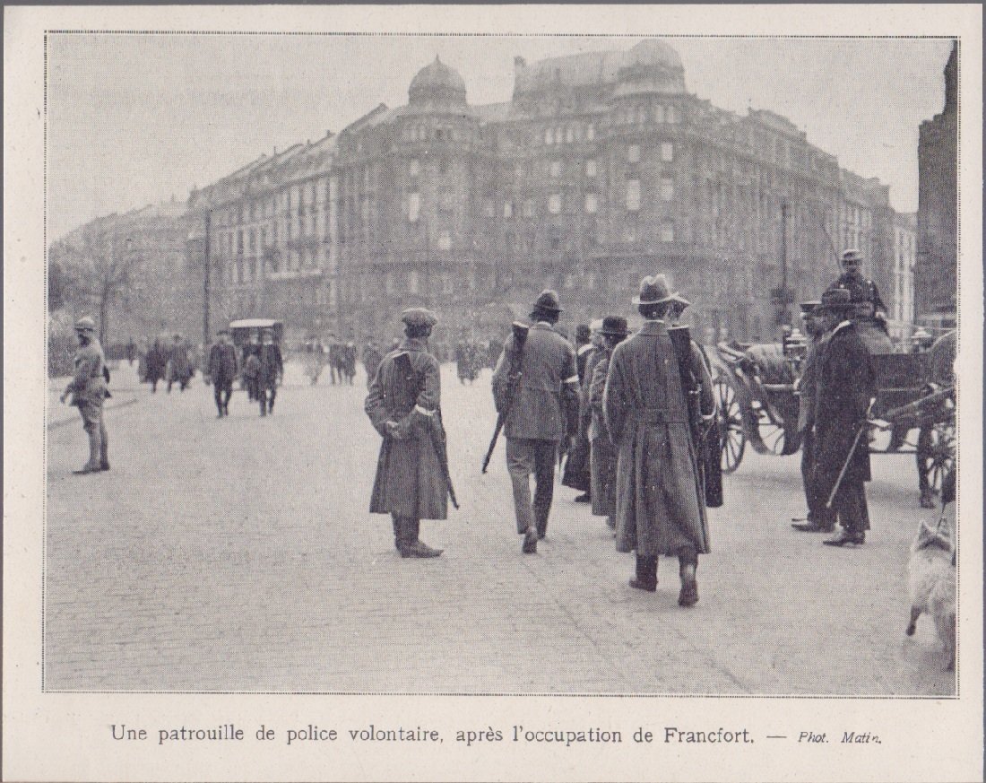 Une patruille de police volontaire, apres l'occupation de Francfort. Illustrazione … | Immagine principale