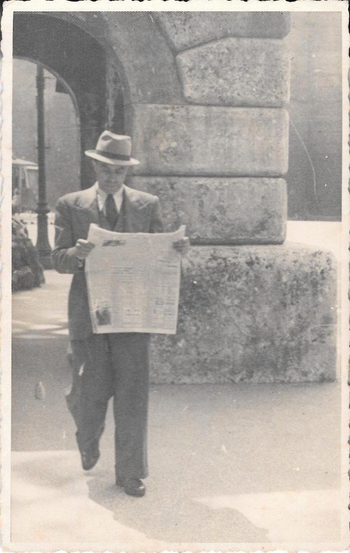 Uomo che legge il giornale. Ed. Ferrania. Non viaggiata | Immagine principale