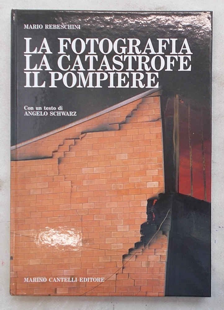 La fotografia. La catastrofe. Il pompiere.