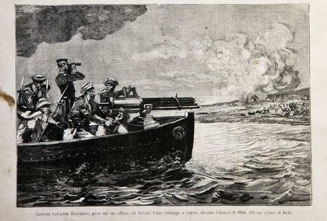 Cannone revolver Hotchkiss, posto sul suo affusto sul davanti d’una …