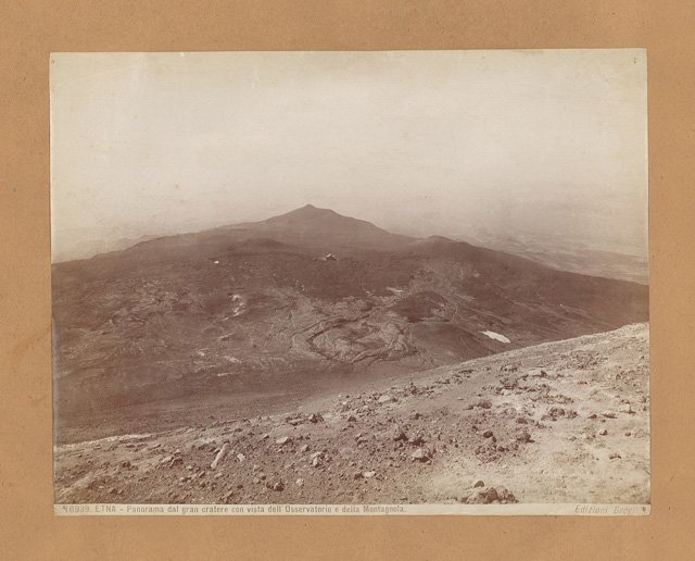 Etna - Panorama dal gran cratere con vista dellìOsservatorio e …