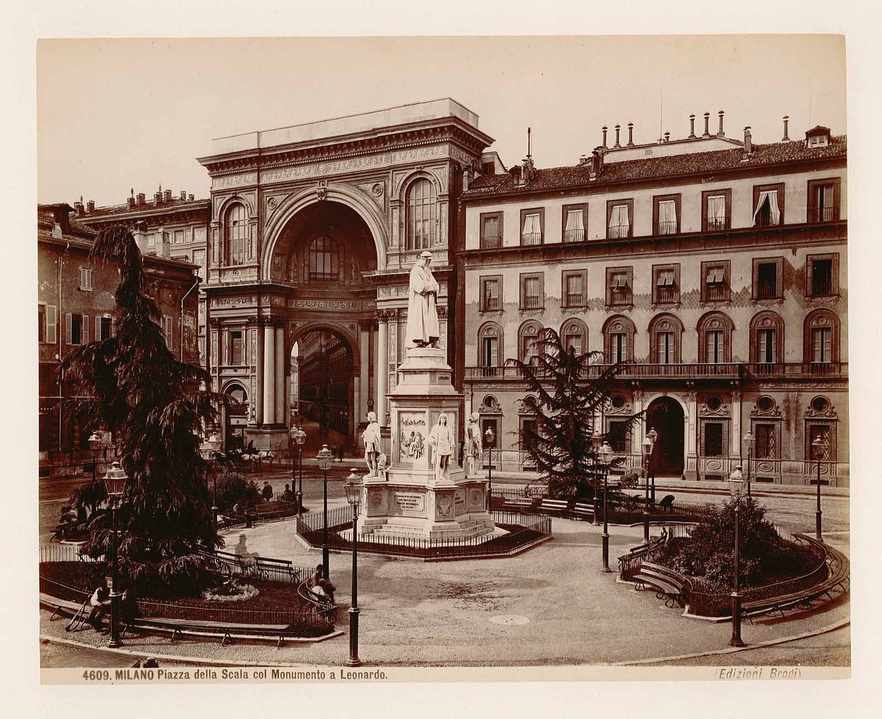 Milano Piazza dell Scala col monumento a Leonardo