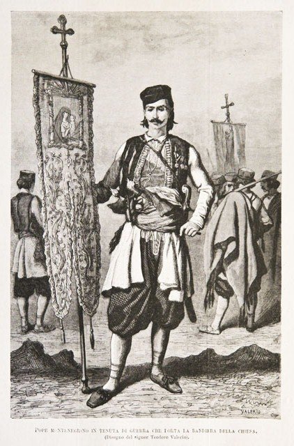 Pope montenegrino in tenuta di guerra che porta la bandiera …