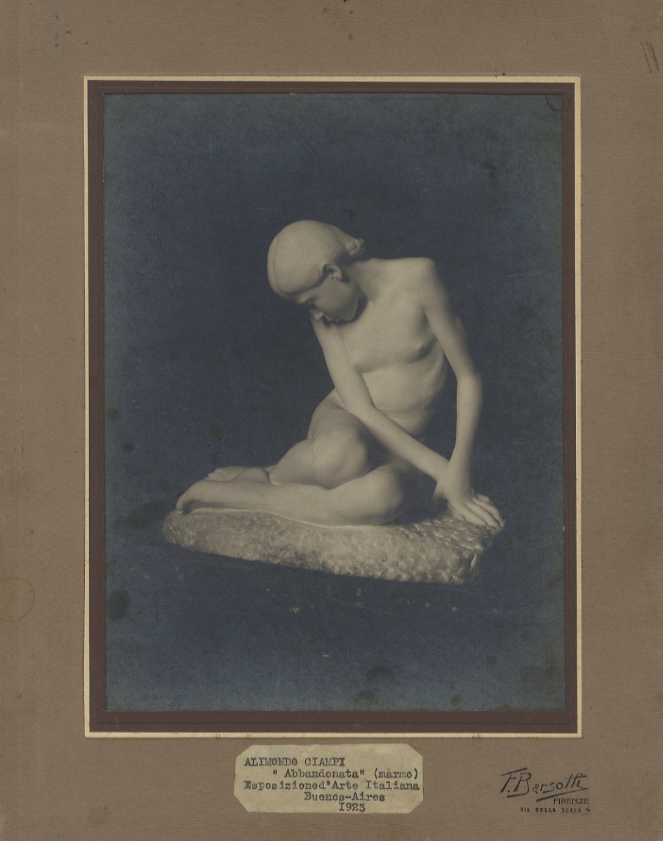 Abbandonata (marmo). Esposizione d'Arte Italiana, Buenos-Aires 1923.