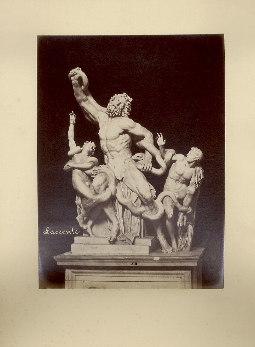 Album contenente 35 fotografie all'albumina raffiguranti sculture classiche e neoclassiche.