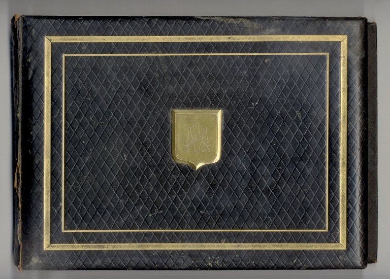 Album contenente 35 fotografie all'albumina raffiguranti sculture classiche e neoclassiche.