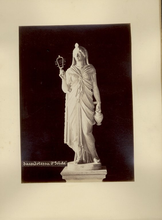 Album contenente 35 fotografie all'albumina raffiguranti sculture classiche e neoclassiche.