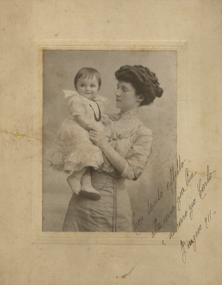 Bella fotografia all'albumina, raffigurante una giovane madre con in braccio …