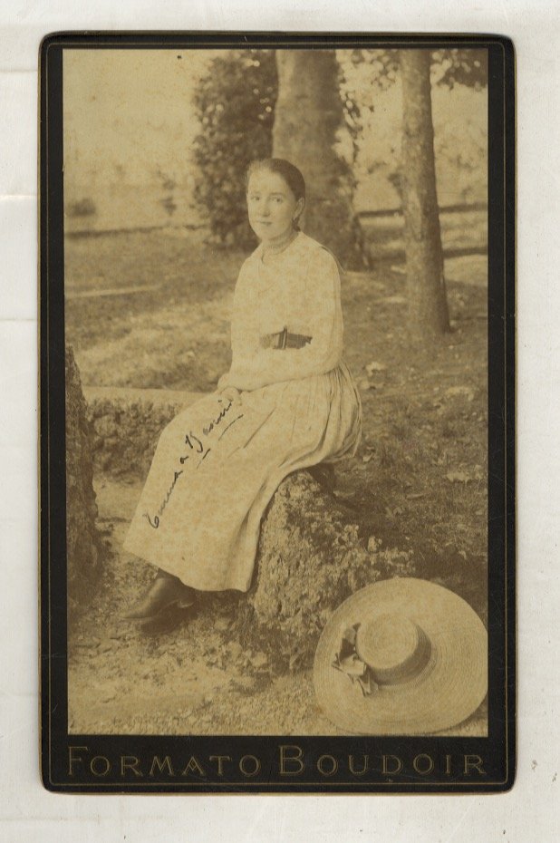 Bella fotografia all'albumina, raffigurante una ragazzina seduta sul muretto di …