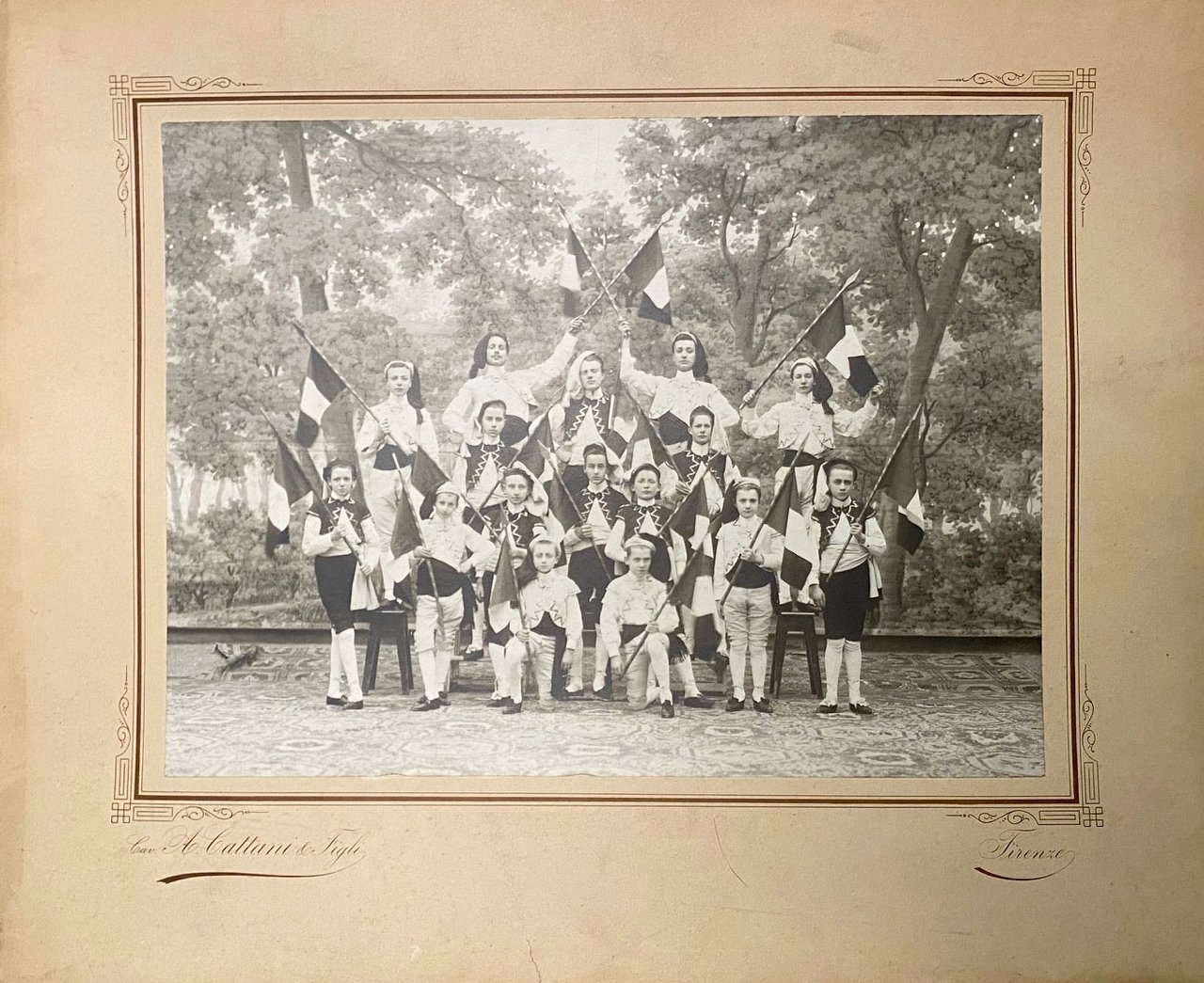 [Collegio della Badia Fiesolana. Giovani collegiali in costume per uno …