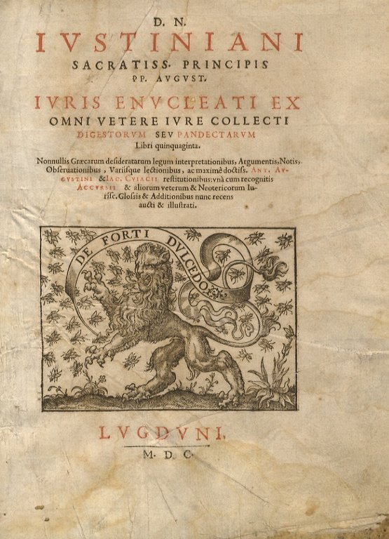 D.n. Iustiniani [.] Iuris enucleati ex omni vetere iure collecti Digestorum seu Pandectarum libri quinquaginta. Nonnullis Graecorum desideratarum legum interpretationibus, argumentis, notis, observationibus, variìsque lectionibus, ac maximè doctiss. Ant. Augustini & Iac. Cuiacij [.] Lugduni, 1600, (in fine [Lione], typis nostris, 8. idus Octob. 1591), pp. [24], colonne 2160, pp. [17]. [Segue:] Digestorum seu Pandectarum volumen alterum; complectens tres posteriores eorundem partes. (in fine: [Lione], typis nostris exarati, Kal. Ianuar. [.] 1593), pp. [2], colonne 3068, pp. [2], l'ultima carta bianca.