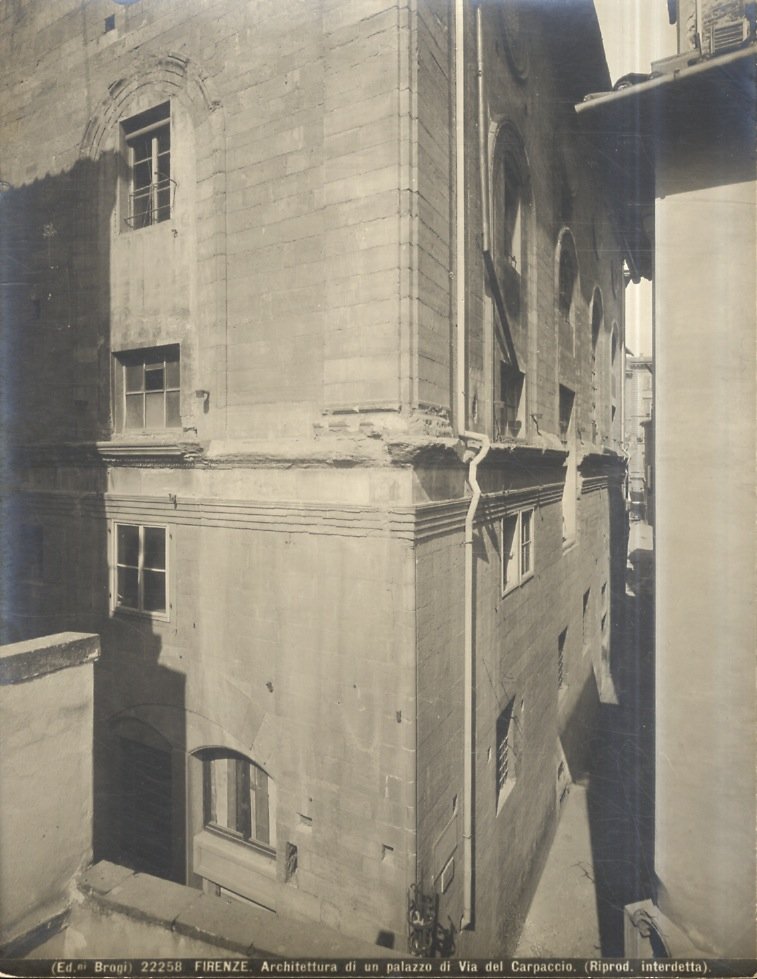 Firenze. Archittettura di un palazzo di via del Carpaccio.