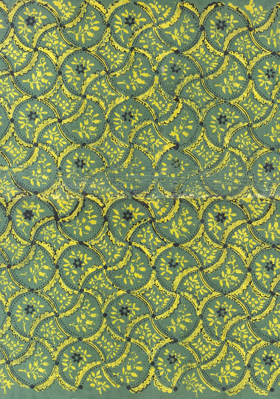 FOGLIO di carta vergellata, decorata a xilografia, mm. 368x443; il …