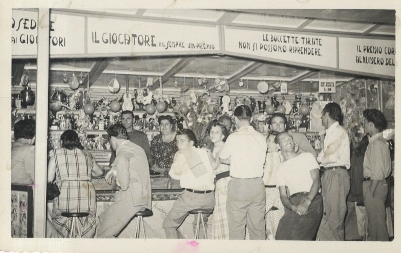 Foto originale in b.n., formato mm. 80x130, raffigurante un baraccone …