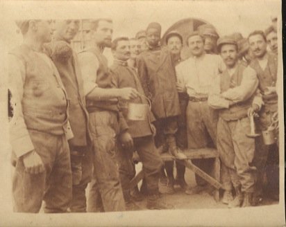 [Fotografia di un gruppo di soldati a riposo, intenti a …