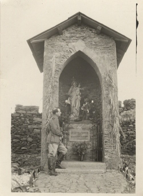 [Fotografia di un soldato in visita alla Madonna dedicata alla …