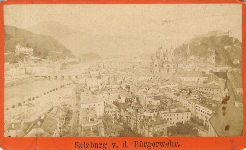 [Fotografia panoramica della città di Salisburgo vista dalle mura medievali, …