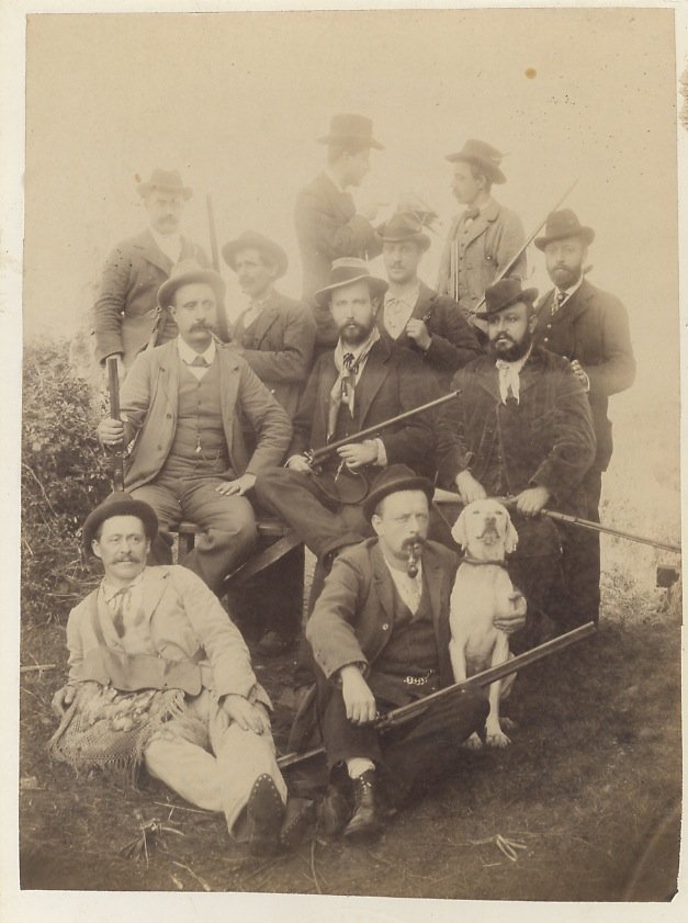 [Gruppo di cacciatori dopo una battuta di caccia].